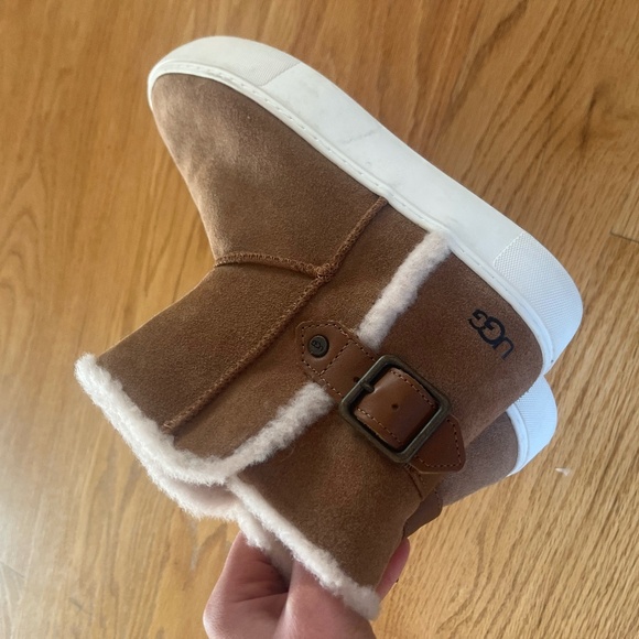 UGG AIKA Boots - Picture 1 of 4